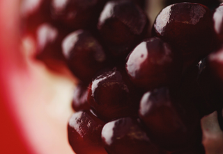 Granatapfel als Symbol für Antioxidantien in der Hautpflege – inspiriert von den antioxidativen Eigenschaften des Arganöls