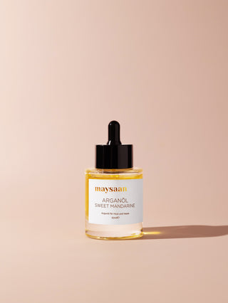 maysaan Arganöl Sweet Mandarine – einzelne Flasche mit schwarzer Pipette auf beigem Hintergrund. Pflegeöl aus Arganöl für Haut und Haare.