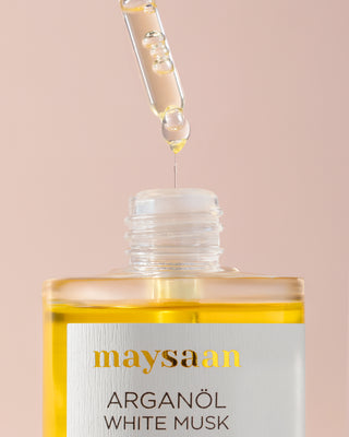 maysaan Arganöl White Musk – Nahaufnahme der Pipette mit goldgelbem Öl über der geöffneten Flasche. Pflegeöl aus Arganöl für Haut und Haare.