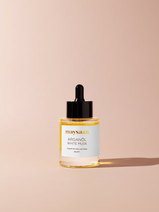 maysaan Arganöl White Musk – einzelne Glasflasche mit schwarzer Pipette auf beigem Hintergrund. Pflegeöl aus Arganöl für Haut und Haare.